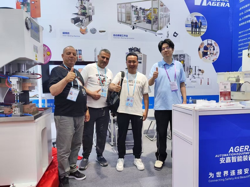 承经理与客户合影